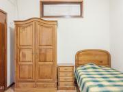 6837 Quarto com cama de solteiro em casa com.