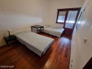 694691 Quarto com vrias camas, com casa de.