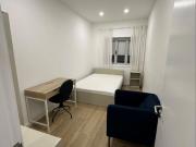 694811 Quarto com cama de casal em.