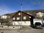 Haus mit Veranda und großem Grundstück in einer ruhigen...