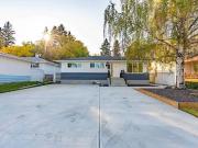 6 Bed Bungalow w/ Developed Basement | 2 Full Kitchens |...