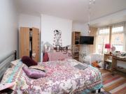 6 bed Mid Terraced House to rent in Leeds West...