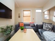 6 bed Mid Terraced House to rent in Leeds West...