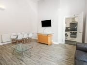 6 bedroom detached apartment to rent