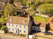 6 Bedroom Detached House