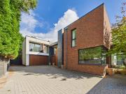 6 bedroom detached house