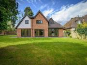 6 bedroom detached house for sale