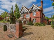 6 bedroom detached house for sale