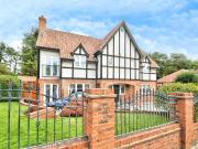 6 bedroom detached house for sale