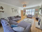 6 bedroom detached house to rent