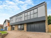 6 bedroom detached house to rent