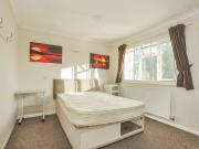 6 bedroom detached house to rent