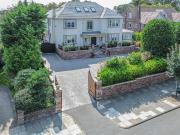 6 bedroom detached house to rent