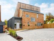 6 bedroom detached house to rent