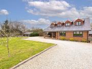 6 bedroom detached house to rent