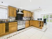 6 bedroom detached house to rent