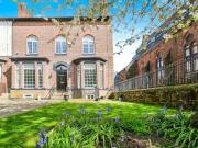 6 bedroom end of terrace house for sale