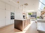 6 bedroom end of terrace house for sale