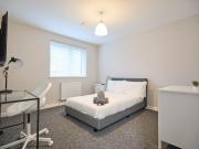 6 bedroom end of terrace house to rent