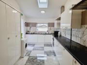 6 bedroom end of terrace house to rent