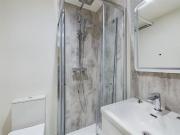 6 bedroom end of terrace house to rent