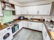 6 bedroom end of terrace house to rent