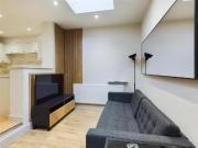 6 bedroom end of terrace house to rent