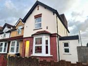 6 bedroom end of terrace house to rent