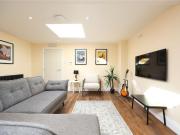 6 bedroom end of terrace house to rent