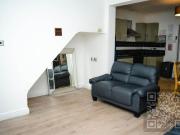 6 bedroom end of terrace house to rent