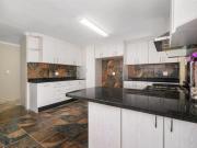 6 Bedroom House in Kamma Park