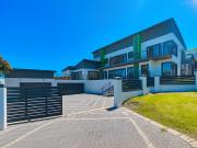 6 Bedroom House in Kini Bay