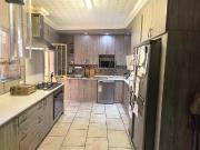 6 Bedroom House in Petersfield