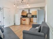 6 bedroom Semi detached house To Let