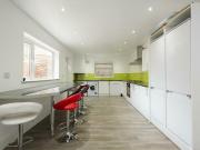 6 bedroom semi detached house to rent