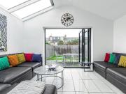 6 bedroom terraced house to rent