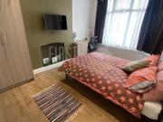 6 bedroom terraced house to rent