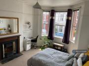 6 bedroom terraced house to rent