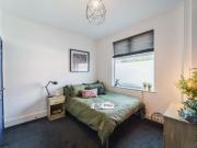 6 bedroom terraced house to rent