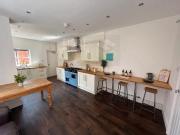 6 bedroom terraced house to rent