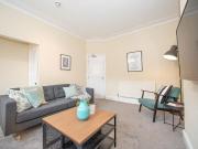 6 bedroom terraced house to rent