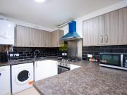 6 bedroom terraced house to rent