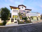 6 Car Garage House and Lot for Sale in Portofino Las...