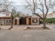 Casa 3 dormitorios – 2 baños, jardín y cochera Lote de...