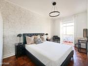 700552 Quarto com cama de casal, com varanda.