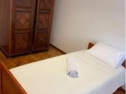 703663 Quarto com cama de solteiro em casa.