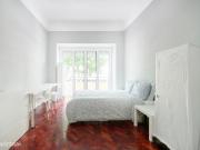 704723 Quarto com cama de casal, com varanda.
