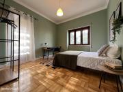 707024 Quarto com cama de casal em.