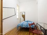70 Quarto com cama de casal em apartamento.