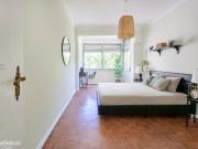 711878 Quarto com cama de casal em.